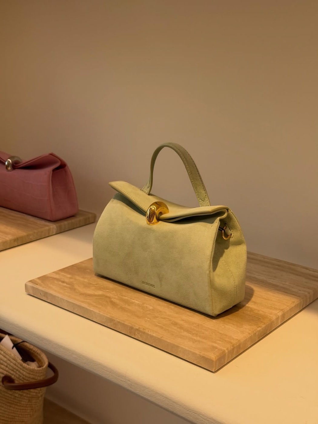 Замшевая сумка Jacquemus на травертиновом постаменте