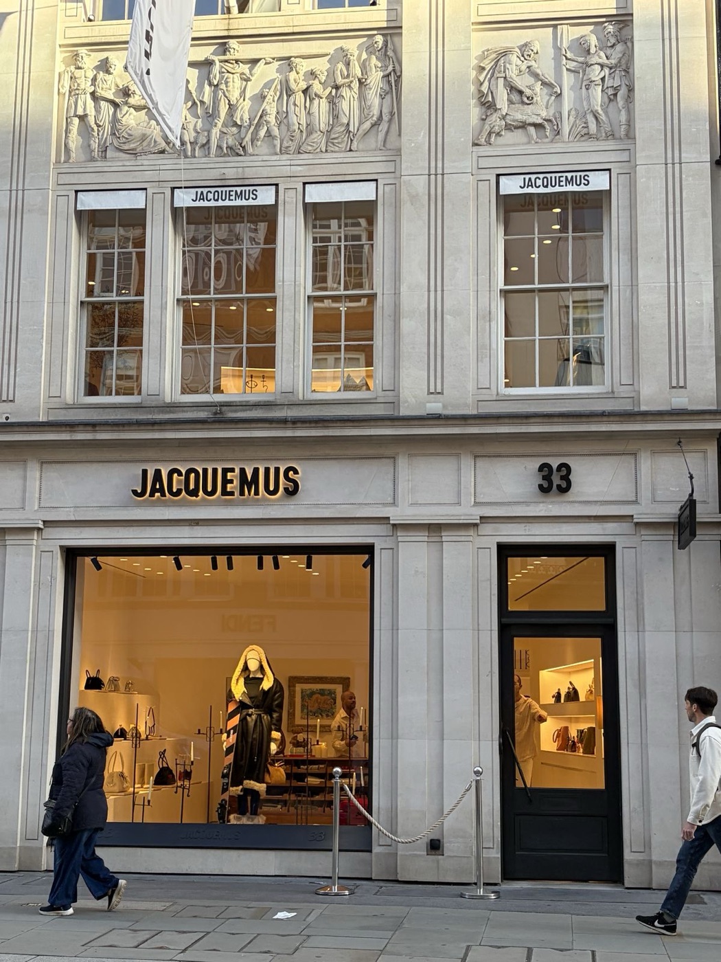 Фасад бутика Jacquemus на Нью-Бонд-стрит, 33
