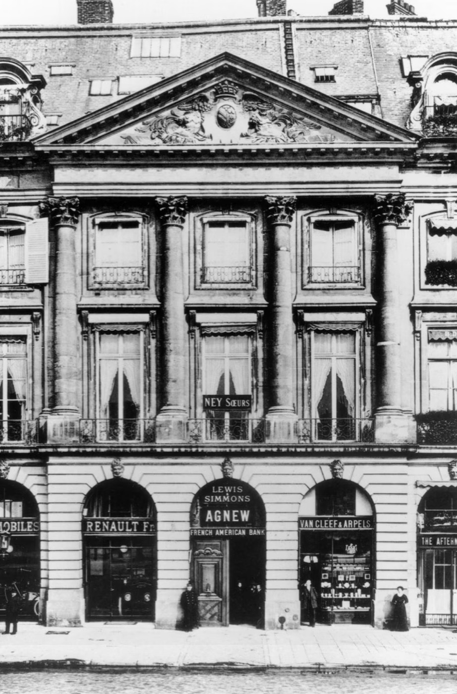 Фасад дома на Вандомской площади с вывеской Van Cleef & Arpels, архивное фото